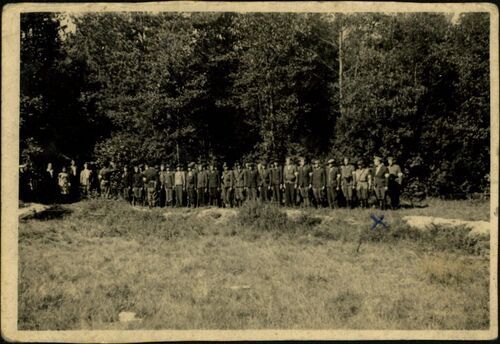 Oddział Partyzancki pod dowództwem Kazimierza Aleksandrowicza „Huragana” (72 pp AK), krzyżykiem oznaczony Julian Aleksandrowicz „Twardy”, 1944. Fot. ze zbiorów IPN