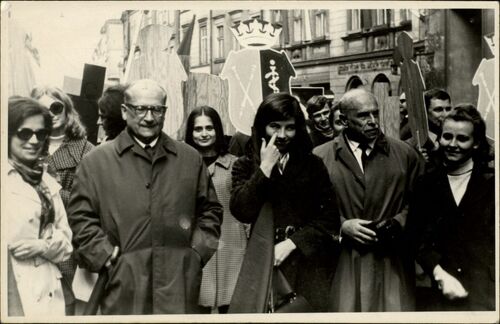 Juwenalia w Krakowie, lata 70. XX wieku, w pierwszym rzędzie, drugi od prawej Julian Aleksandrowicz. Fot. ze zbiorów IPN