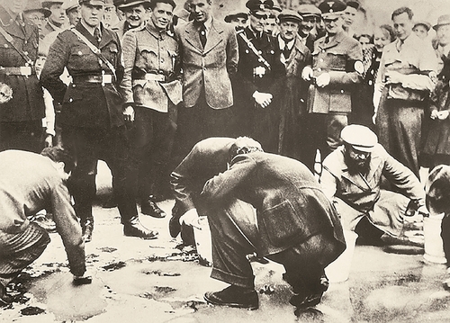 Austriaccy naziści i cywile zmuszają Żydów do sprzątania ulicy, Wiedeń, marzec 1938 r. (fot. domena publiczna)