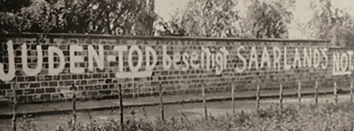 Antysemicki napis na murze żydowskiego cmentarza w Berlinie: „Śmier( Żydów zakończy cierpienie Kraju Saary”, listopad 1938 r. (fot. www.ushmm.org)