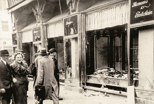 Zniszczony sklep żydowski w Magdeburgu, listopad 1938 r. (fot. domena publiczna)