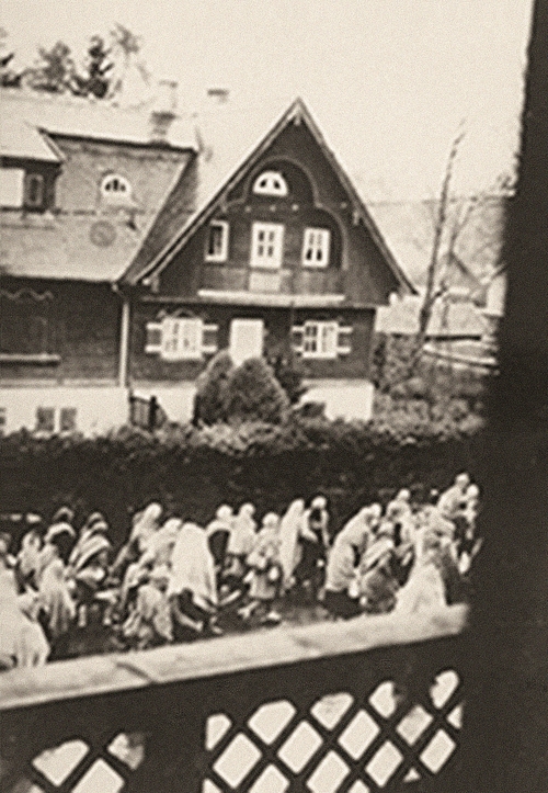 Marsz śmierci więźniów KL Dachau; zdjęcie wykonane przez niemieckiego cywila, między 26 a 30 IV 1945 r. (fot. www.ushmm.org)