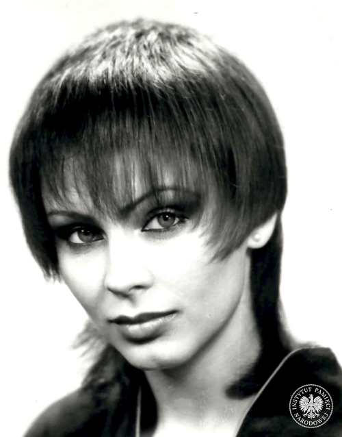 Fotografia Izabeli Trojanowskiej z akt paszportowych piosenkarki, przechowywanych obecnie w zasobie Archiwum IPN w Warszawie