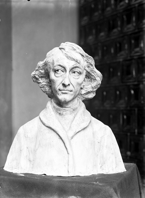 Nicolaus Copernicus. Sculpture by Konstanty Laszczka, 1926. (photo from the Polish National Digital Archives)