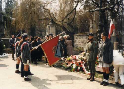 1995. Odsłonięcie pomnika na cmentarzu Rakowickim. Poczet sztandarowy szczepu Arkona 18 z Okręgu Małopolskiego ZHR (fot. M. Kapusta)