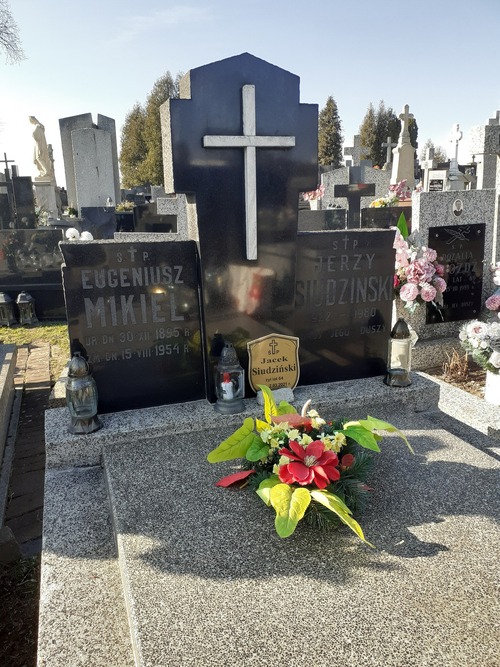 Grobowiec na cmentarzu parafialnym w Mińsku Mazowieckim, w którym pochowany jest Jacek Siudziński (fot. Anna Łokietek-Stelmach)