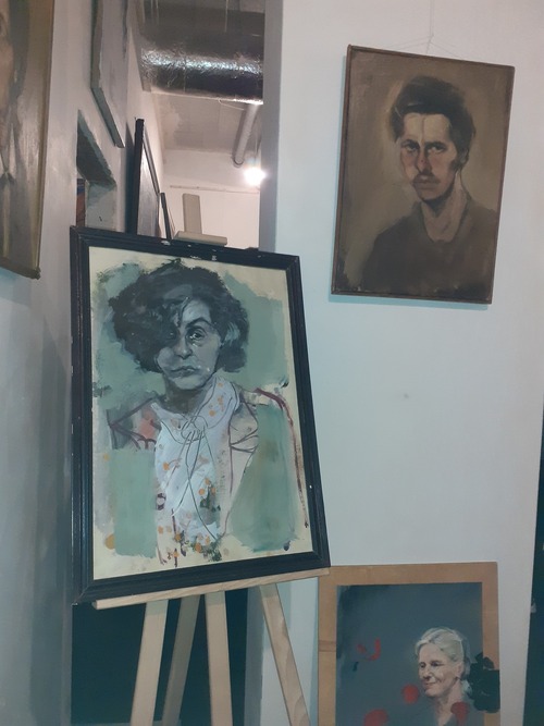 Wystawa „Jacek Siudziński In memoriam”, Mińsk Mazowiecki 2022 r. – „Autoportret”, olej na płótnie, „Portret matki”, technika mieszana, praca na papierze (fot. Anna Łokietek-Stelmach)