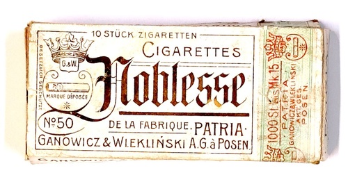 Pudełko po papierosach „Noblesse” produkcji fabryki „Patria” Ganowicz i Wlekliński z Poznania z początku XX w. (z zasobu Archiwum IPN w Poznaniu)