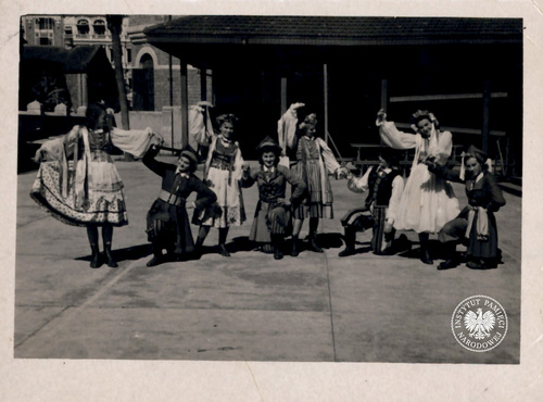 Polska młodzież z Osiedla Polskiego w Valivade podczas wyjazdu do Bombaju na uroczystość „All Nations Ball”, listopad 1943 r. Zdjęcie pochodzi z kolekcji przekazanej do zasobu Archiwum IPN przez Koło Polaków z Indii 1942-1948 (fot. z zasobu IPN)