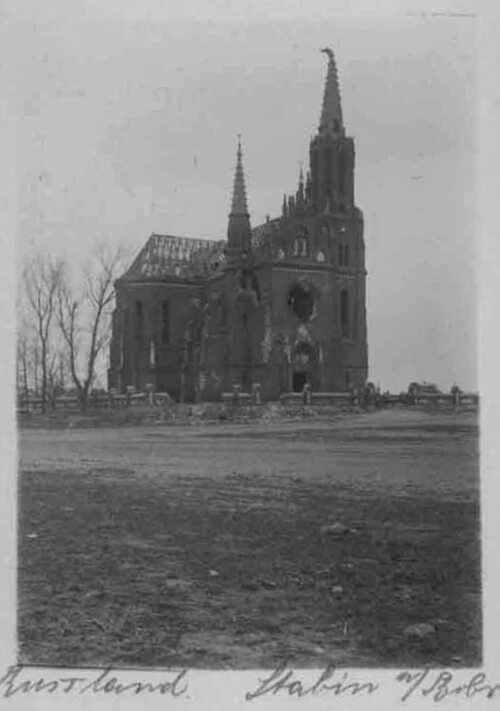Kościół pw. świętego Jakóba Apostoła w Sztabinie po ostrzale artyleryjskim. Zdjęcie wykonane przez niemieckiego oficera. Sztabin, I wojna światowa (fot. domena publiczna)