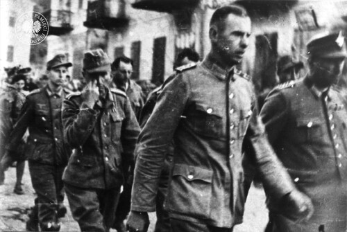 Grupa niemieckich żandarmów z posterunku w Działoszycach rozbrojona przez oddział Batalionów Chłopskich, 1944-1945 (fot. z zasobu IPN)