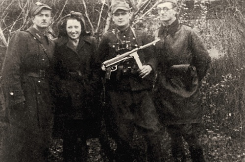 Stefanów. Stoją od lewej: ppor. Stefan Soborowski „Garda”, sanitariuszka i łączniczka Halina Kępińska „Kora”, ppor. Aleksander Arkuszyński „Maj”, ppor. Jan Herbisz „Godzimierz”. Fot. zbiory Adama Arkuszyńskiego