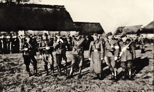 Kwatera na Widuchu. Od lewej: plut. „Lis”, ppor. Aleksander Arkuszyński „Maj”, ppor. „Drukarz”, por. „Wicher”, ppor. „Łoś”, ppor. „Sokół”, sierż. „Upiór”. Fot. zbiory Adama Arkuszyńskiego