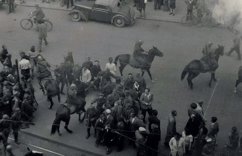 Solidarnościowa demonstracja po wydarzeniach w Krakowie – milicja ilicja na koniach rozpędza studentów na Świętym Marcinie w Poznaniu, 13 maja 1946 r. Fot. AIPN