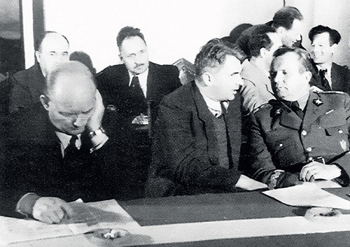 Posiedzenie Tymczasowego Rządu Jedności Narodowej; na pierwszym planie od lewej: Stanisław Mikołajczyk, Edward Osóbka-Morawski oraz marsz. Michał Rola-Żymierski, 1946 r. Fot. NAC