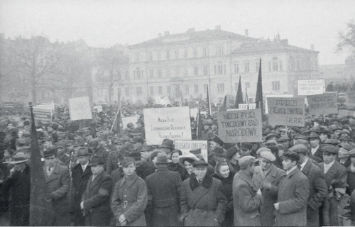 Manifestacja z udziałem wojska w Lublinie. Na transparentach widoczne hasła: „Niech żyje Tymczasowy Rząd Narodowy”, „Precz z reakcją londyńską. PPR”. Ok. 1946 r. Fot. NAC