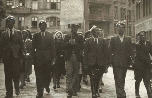 Solidarnościowa demonstracja poznańskich studentów po wydarzeniach w Krakowie, 13 maja 1946 r. Fot. AIPN