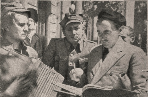Na planie filmu <i>Zakazane piosenki</i> – od prawej Leonard Buczkowski, Leon Pietraszkiewicz i Czesław Piaskowski. Fot. domena publiczna
