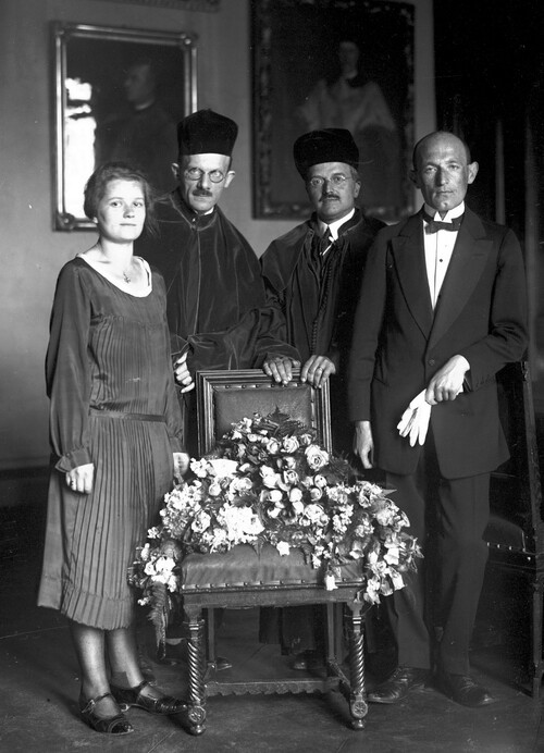 Maria i Wiktor Ormiccy po uroczystości promocji na doktorów filozofii na Uniwersytecie Jagiellońskim. Kraków, czerwiec 1926. Widoczni promotorzy: prof. Ludomir Sawicki (3. z lewej) i prof. Jerzy Smoleński (2. z lewej). Fot. ze zbiorów NAC