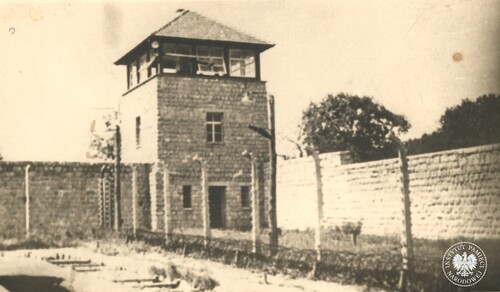 Niemiecki KL Gusen. Jedna z trzech (podobnych do siebie) narożnikowych wież strażniczych służby wartowniczej SS. Zbudowana z kamieni granitowych znoszonych na plecach lub w rękach przez więźniów z pobliskiego kamieniołomu. Fotografia wykonana w 1945 r. po zajęciu i zlikwidowaniu obozu. Zdjęcie pochodzi z przekazanego do zasobu IPN archiwum Leona Królaka. Fot. z zasobu IPN