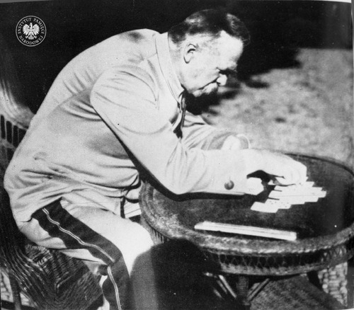 Józef Piłsudski przy układaniu pasjansa podczas pobytu na Maderze (fot. z zasobu IPN)