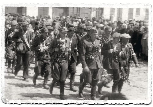Oddział Tadeusza Kuncewicza „Podkowy” wkracza do Szczebrzeszyna, 26 VII 1944 r. (fot. z zasobu IPN)