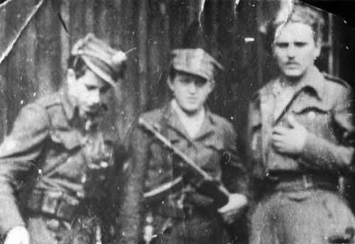 Stoją od lewej: por. Jan Przewoźnik „Ryś”, st. sierż. Romuald Czarnecki „Piccollo”, kpt. Henryk Flame „Bartek” (zbiory śp. Tadeusza Przewoźnika)