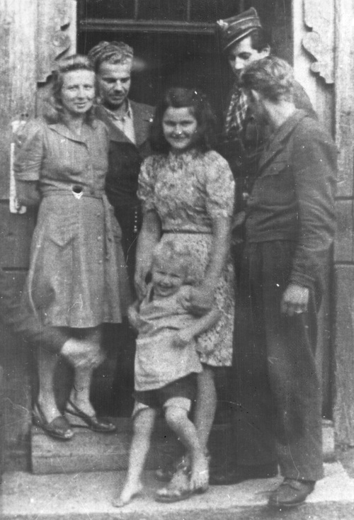 Podporucznik Jan Przewoźnik w rogatywce w gronie znajomych (zbiory śp. Tadeusza Przewoźnika)