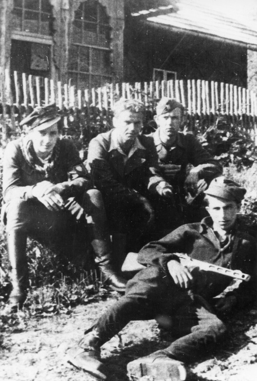 Siedzą od lewej: ppor. Jan Przewoźnik „Ryś”, st. sierż. Józef Machej vel Madej „Sęp”, Józef Szary „Świstak”, leży NN (zbiory śp. Tadeusza Przewoźnika)