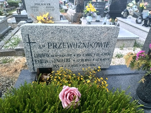 Nagrobek śp. Ludwika i Emilii Przewoźników oraz symboliczna mogiła śp. por. Jana Przewoźnika „Rysia” na Cmentarzu Parafialnym w Czechowicach-Dziedzicach (zbiory Pawła Żołądka)