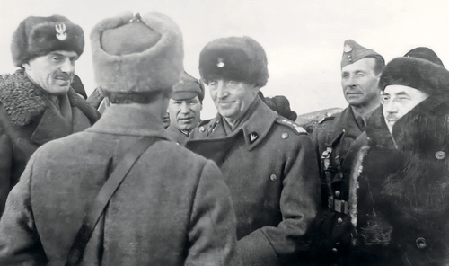 Generał Władysław Sikorski (w centrum) podczas wizytacji polskich oddziałów w Związku Sowieckim; po lewej gen. Władysław Anders, po prawej ambasador Stanisław Kot i gen. Mieczysław Boruta-Spiechowicz, Tatiszczewo 14 XII 1941 r. Fot. NAC