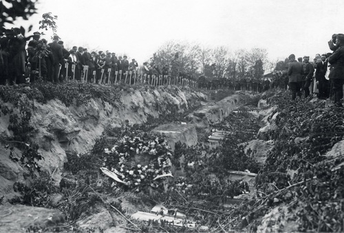 Pogrzeb ofiar przewrotu majowego, mogiła zbiorowa, maj 1926 r. (fot. z zasobu NAC)