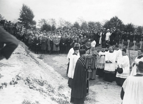 Duchowni różnych wyznań podczas modlitwy nad mogiłą ofiar przewrotu majowego, m.in. biskup polowy Stanisław Gall (w stroju ceremonialnym). Na drugim planie, wśród uczestników pogrzebu (czwarty z lewej w pierwszym rzędzie) premier Kazimierz Bartel (fot. z zasobu NAC)