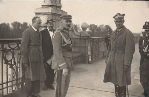 Marszałek Józef Piłsudski w towarzystwie gen. Gustawa Orlicza-Dreszera na Moście Poniatowskiego w Warszawie, 12 maja 1926 r. (fot. z zasobu Biblioteki Narodowej)