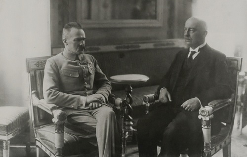 Naczelnik Państwa Józef Piłsudski w rozmowie z prezydentem elektem Gabrielem Narutowiczem, Warszawa, Belweder, 10 grudnia 1922 r. (fot. z zasobu NAC)