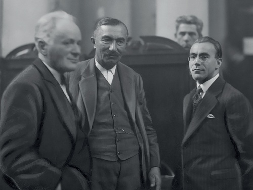 Politycy oskarżeni w procesie brzeskim (stoją od prawej): Kazimierz Bagiński, Wincenty Witos i Herman Lieberman, podczas przerwy w rozprawie przed Sądem Okręgowym w Warszawie, 1932 r. (fot. z zasobu NAC)