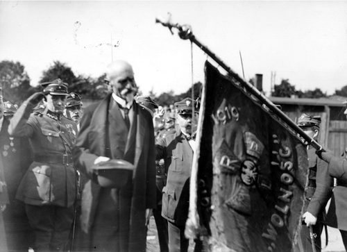 Prezydent RP Stanisław Wojciechowski przed frontem oddziałów wojskowych w Gnieźnie, wrzesień 1925 r. (fot. z zasobu NAC)