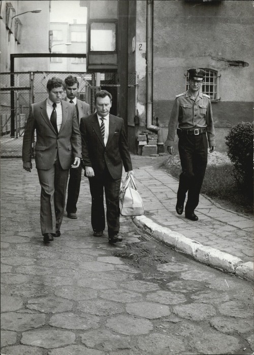 Leszek Chróst outside the Mokotów prison, before leaving for the prisoner exchange (photograph from the archives of the Institute of National Remembrance)