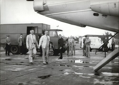 Marian Zacharski and his family after landing at Okęcie Airport (photograph from the archives of the Institute of National Remembrance)