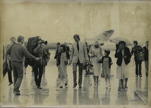 Marian Zacharski and his family after landing at Okęcie Airport (photograph from the archives of the Institute of National Remembrance)