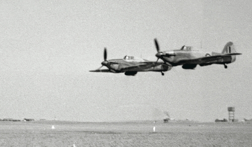 Samoloty Hawker Hurricane II w locie koszącym nad pustynią w okresie bazowania jednostki w Qassasin w marcu 1944 roku
