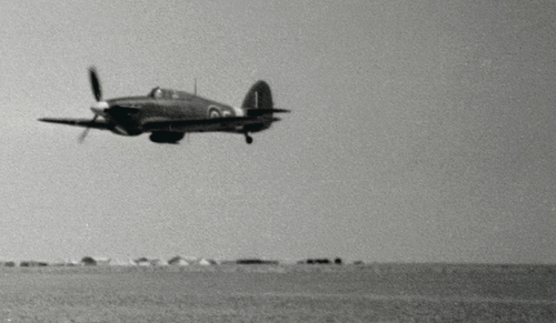 Samolot Hawker Hurricane II w locie koszącym nad pustynią w okresie bazowania jednostki w Qassasin w marcu 1944 roku