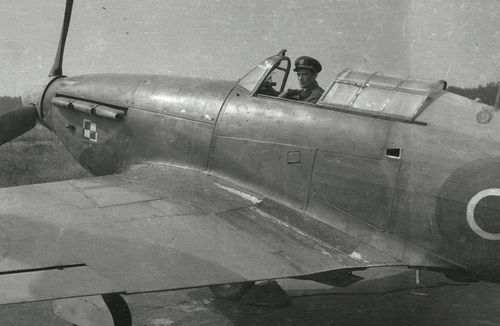 Jeden z pierwszych samolotów przydzielonych do 318 Dywizjonu: Hawker Sea Hurricane I, zwany Hurricatem, przeznaczony do startu z okrętów za pomocą katapulty. Z prawej strony zdjęcia widoczny jest otwór w kadłubie, będący pozostałością po specjalnej instalacji przeznaczonej do takich startów. W kabinie siedzi por. Józef Krzywonos, oficer łączności. Detling, wiosna–lato 1943 roku