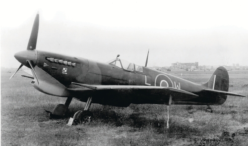 Supermarine Spitfire V oznaczony literami LW – samolot mjr. pil. Leszka Wielochowskiego, dowódcy 318 Dywizjonu w l. 1943-1945 r. Dzięki stanowisku dowódcy dywizjonu rozpoznawczego (i odpowiadającemu temu stopniowi funkcyjnemu Wing Commandera) Wielochowski miał prawo oznakować swój samolot tzw. proporczykiem (trójkąt koło śmigła), a także dowolnymi literami. Wybrał swoje inicjały, które w późniejszym okresie zostały przyjęte jako identyfikator dywizjonu na wszystkich samolotach. Włochy, jesień 1944 r.