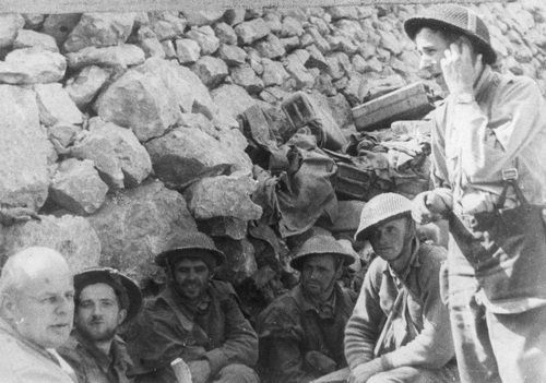 Melchior Wańkowicz (z lewej) z żołnierzami 3. Dywizji Strzelców Karpackich 2. Korpusu Polskiego w bitwie o Monte Cassino, maj 1944 (fot. z zasobu NAC)