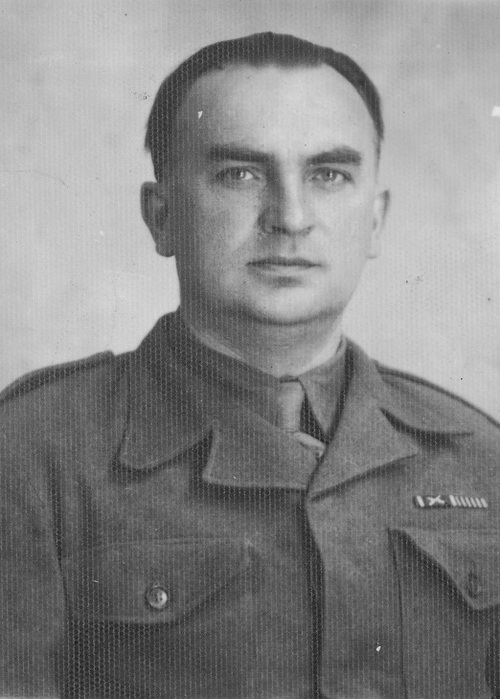 Czesław Szolin na fotografii z ok 1945-1946 r. Na jego mundurze widać baretki Krzyża Niepodległości z Mieczami i Krzyża Pamiątkowego Monte Cassino. (fot. z zasobu NAC)
