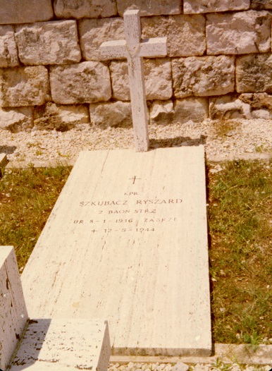 Nagrobek Ryszarda Szkubacza na cmentarzu polskim pod Monte Cassino (fot. portal Szlaki Nadziei, IPN)