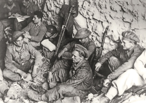 Żołnierze 5 Kresowej Dywizji Piechoty pod Monte Cassino, maj 1944 r. (fot. z zasobu NAC)