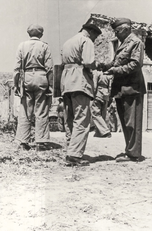 Biskup polowy Józef Gawlina na froncie włoskim 1944 r. (fot. z zasobu NAC)