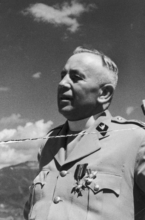 Biskup Józef Gawlina podczas odznaczenia krzyżem Virtuti Militari, 1944-1945 r. (fot. z zasobu NAC)